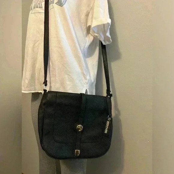 Kenneth Cole Reaction leather shoulder bag, gold accents - Picture 2 of 11